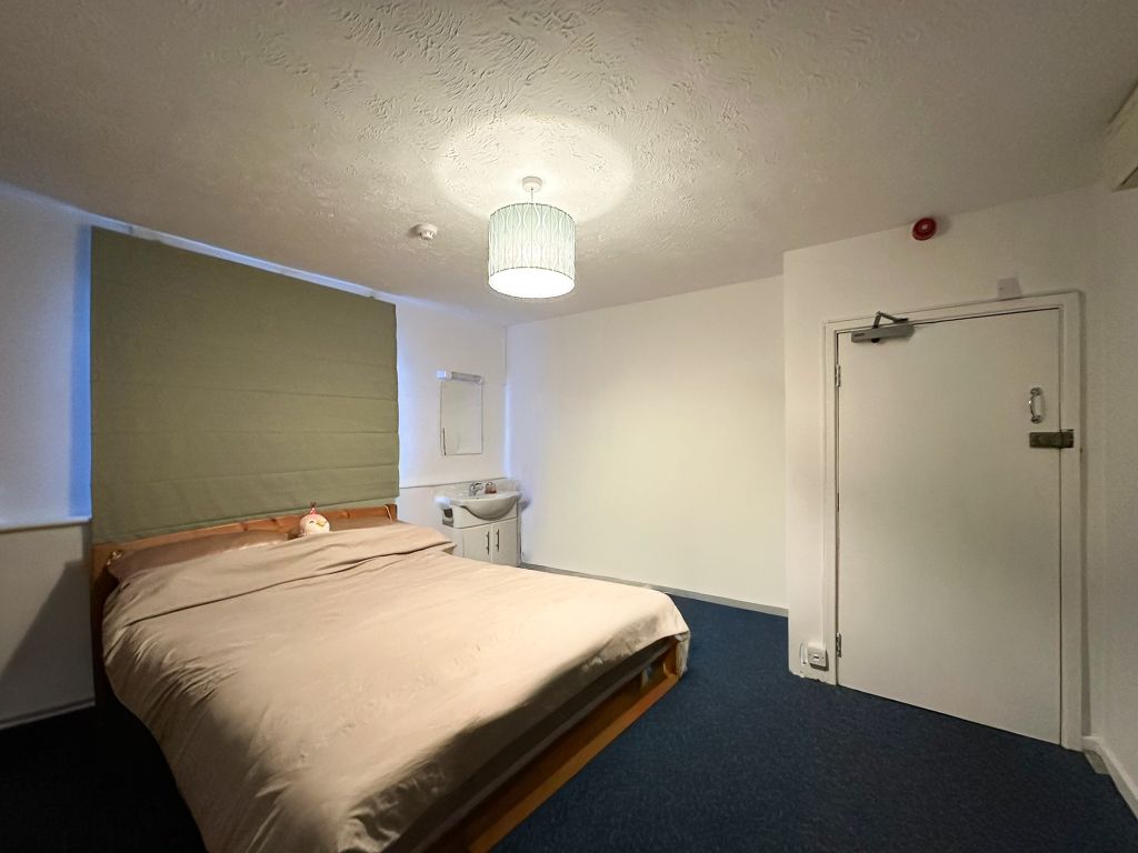 Property photo 3 of 7 Room