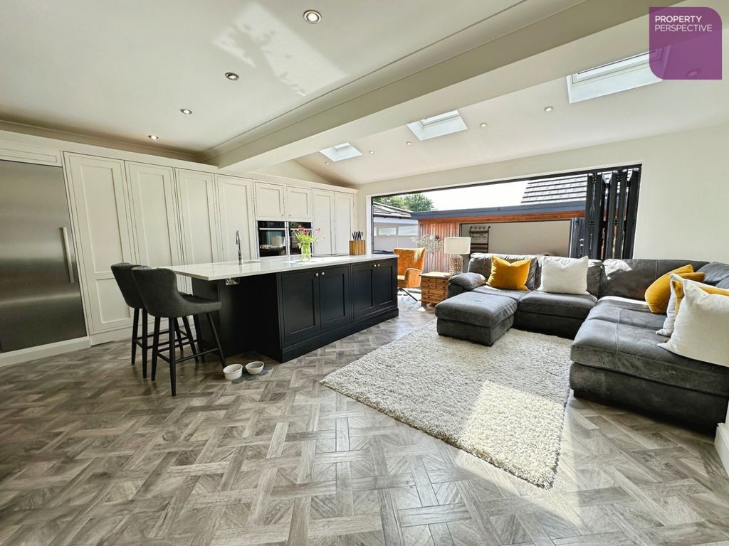 Property photo 3 of 19 Kitchen/Diner/Family Area