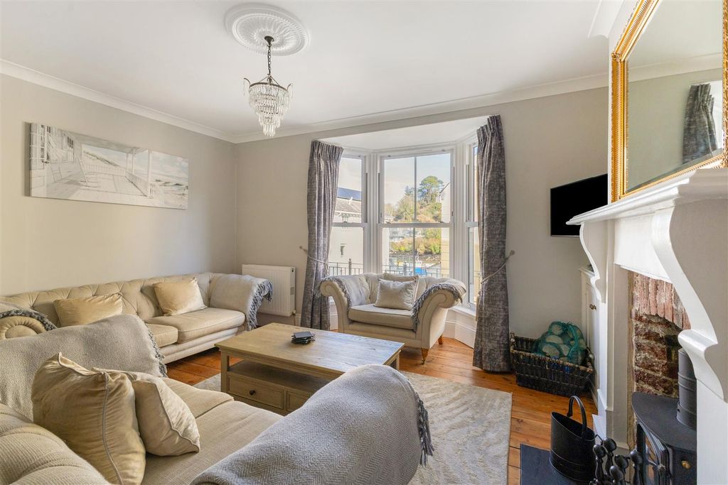 Property photo 3 of 19 Sitting Room.Jpg