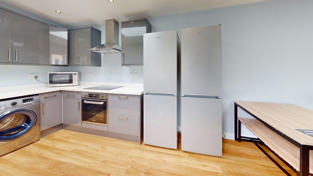 Property photo 1 of 8 A Modern And Spacious Kitchenette Equipped With Sl...