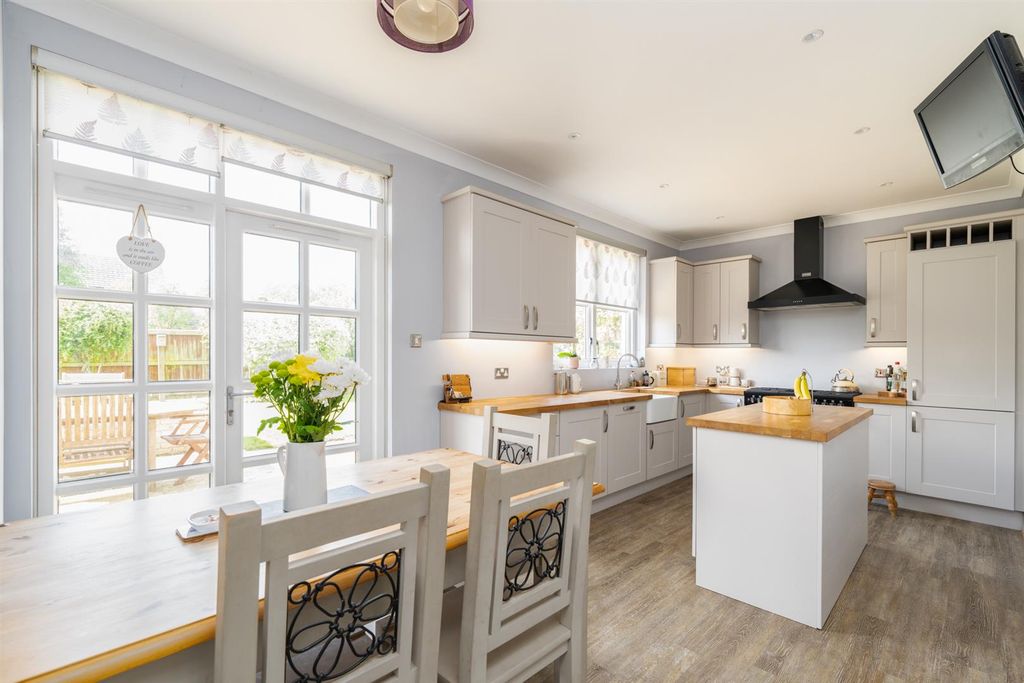 Property photo 2 of 32 27 Buccleuch Chase-09.Jpg