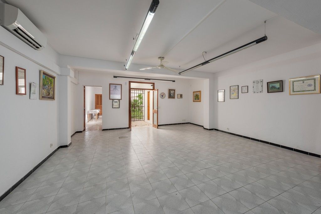 Property photo 2 of 12 Interior (6)