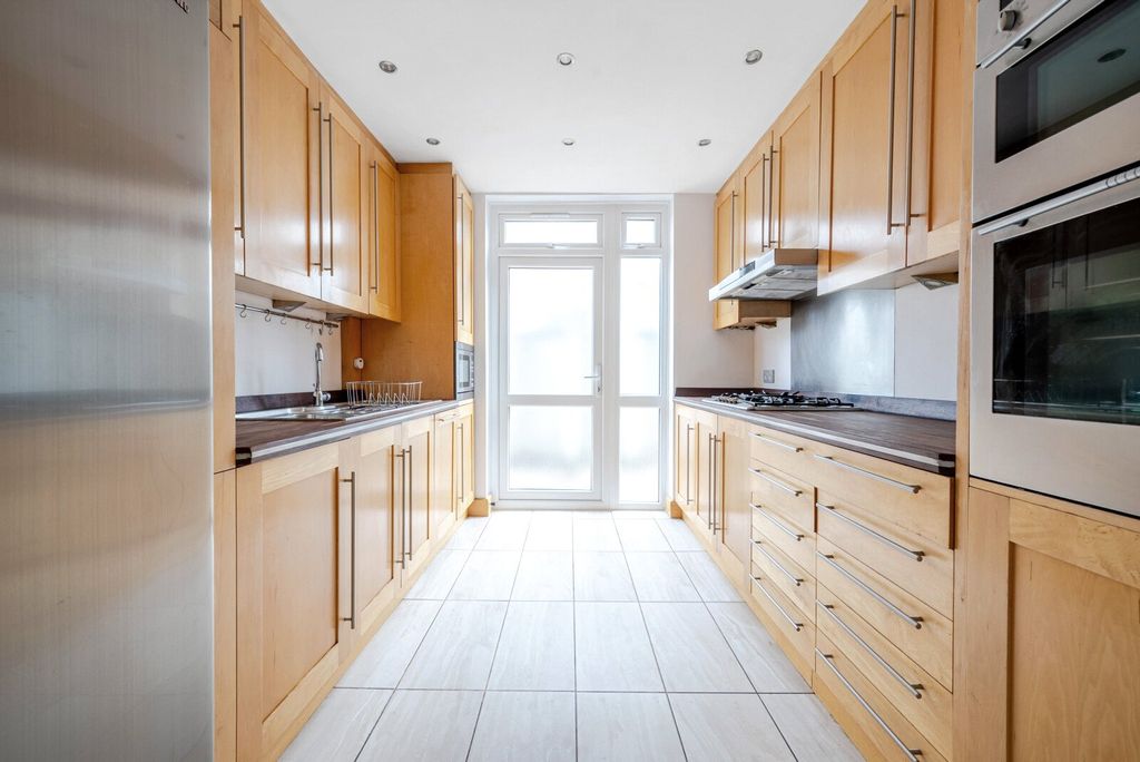 Property photo 3 of 10 Kitchen