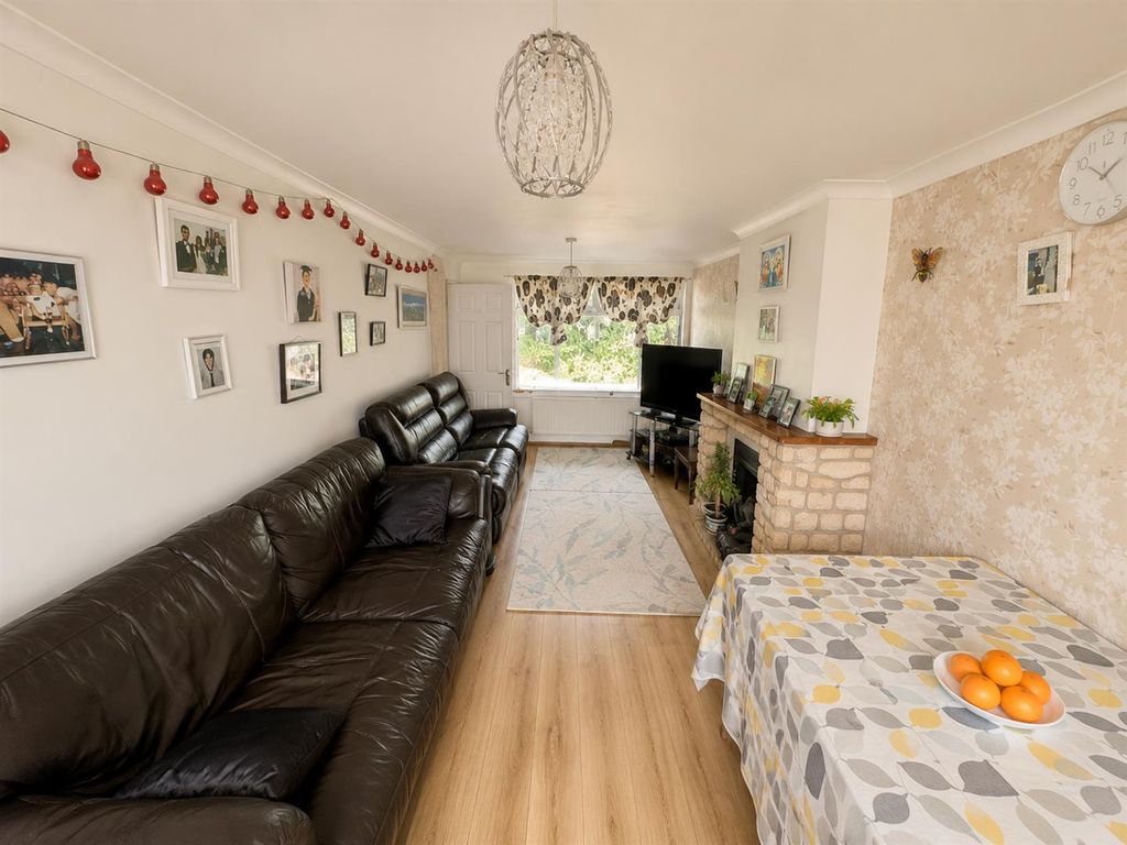 Property photo 2 of 14 46 Wentworth 2.Png