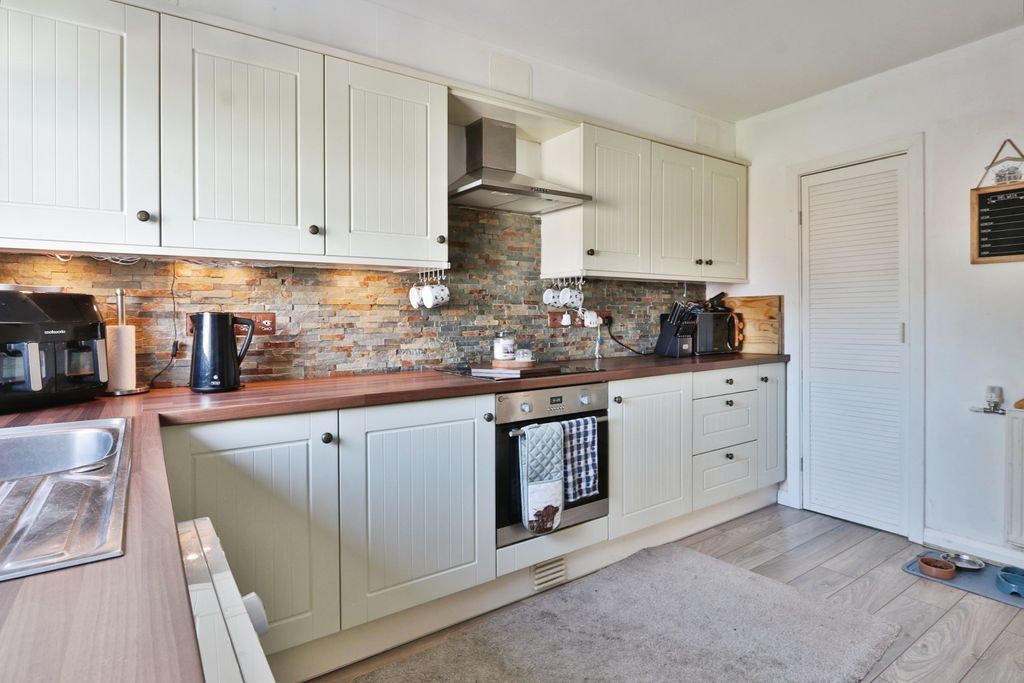 Property photo 2 of 12 4077095