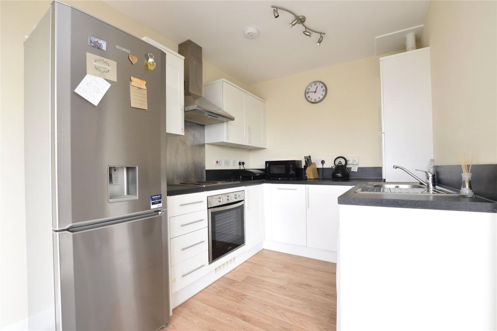 Property photo 3 of 9 Kitchen
