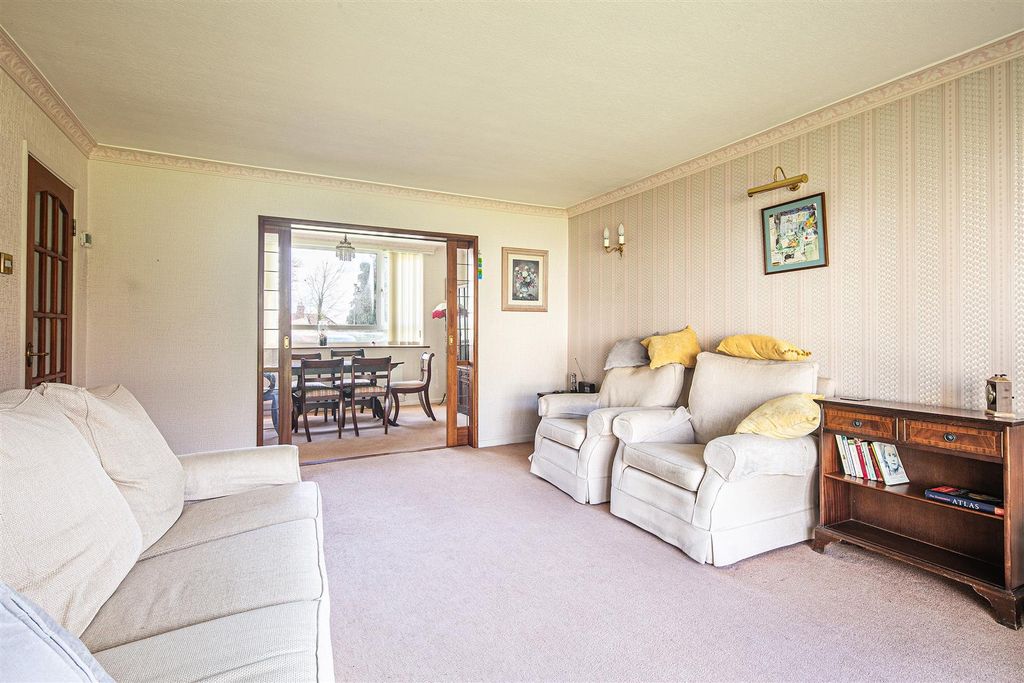 Property photo 3 of 18 Sitting Room