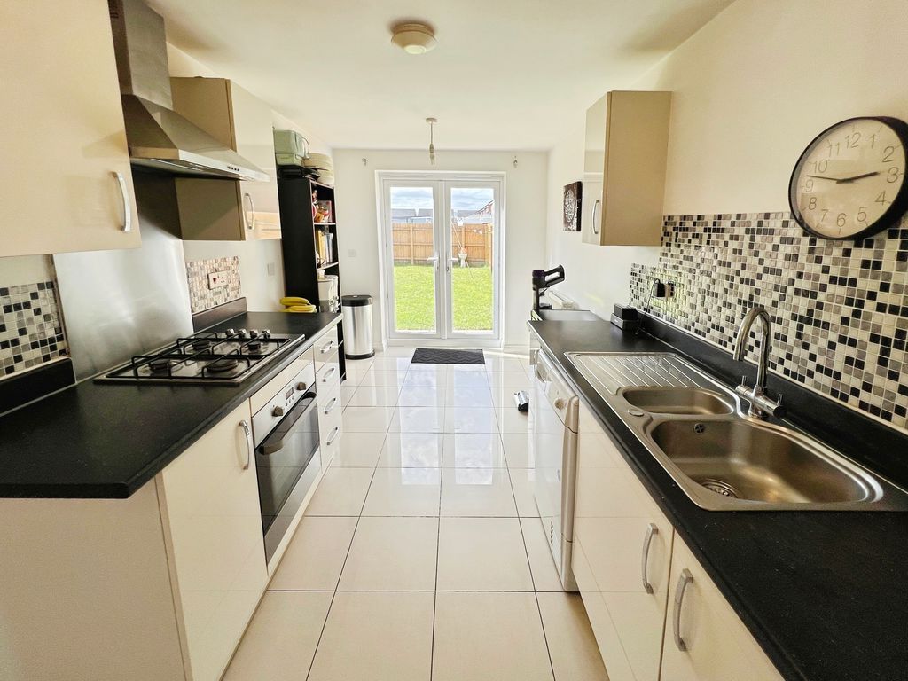 Property photo 3 of 16 Kitchen