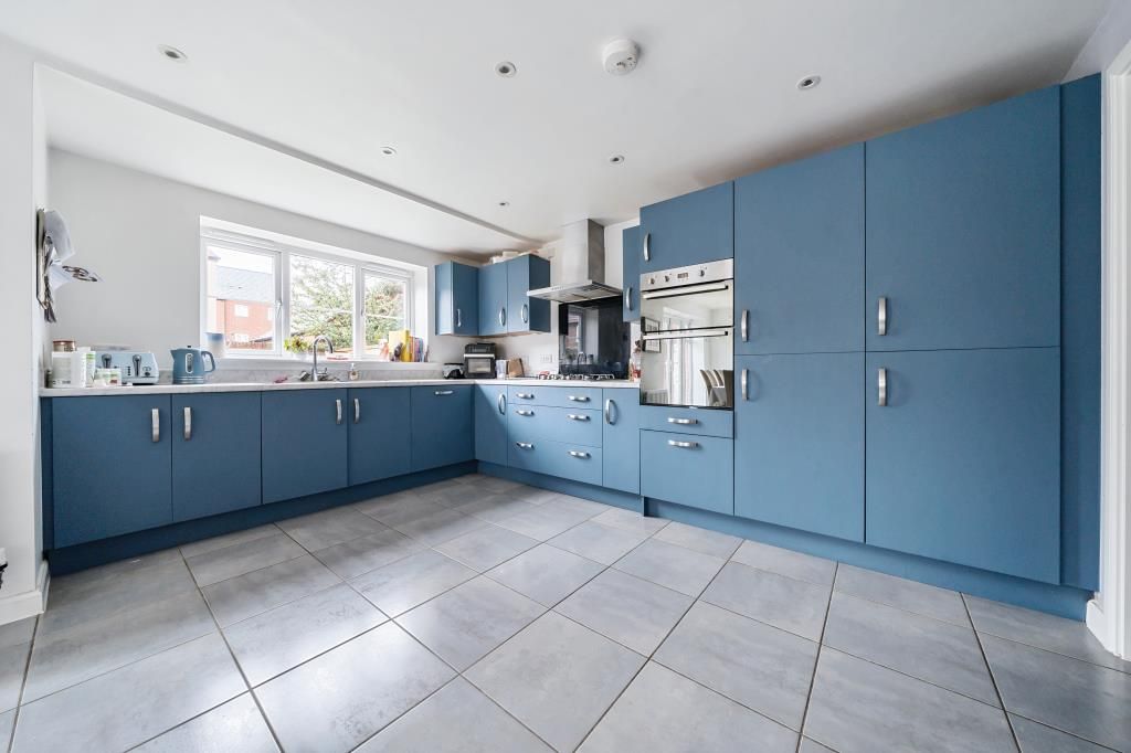 Property photo 3 of 10 Kitchen