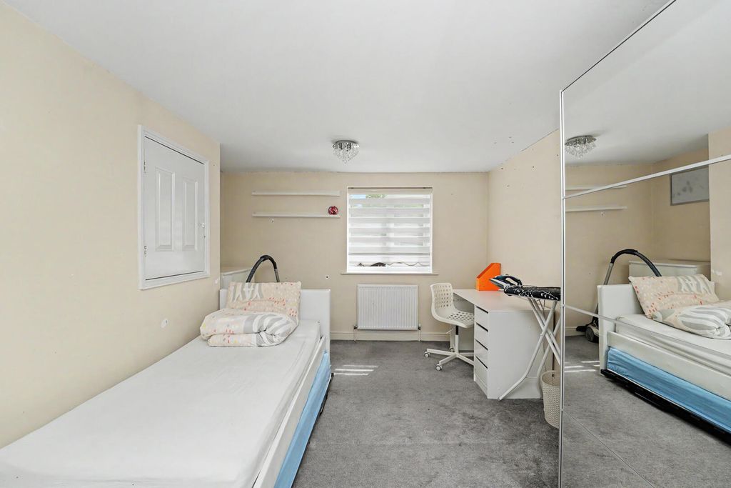 Property photo 2 of 24 Bedroom