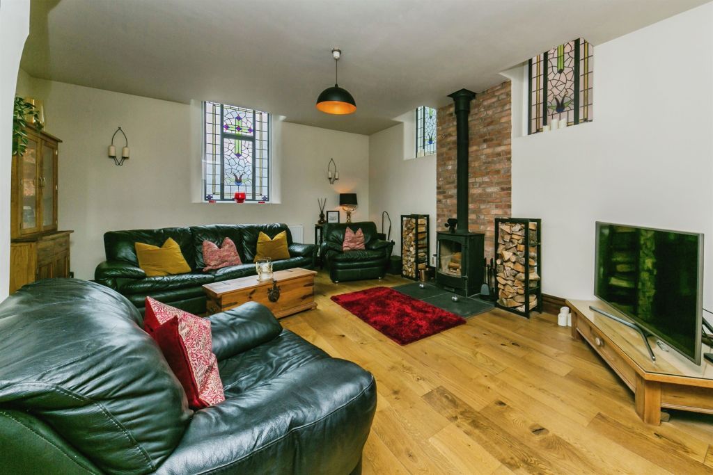 Property photo 2 of 26 Lounge: