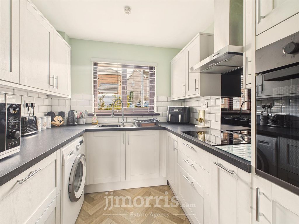 Property photo 3 of 25 Kitchen