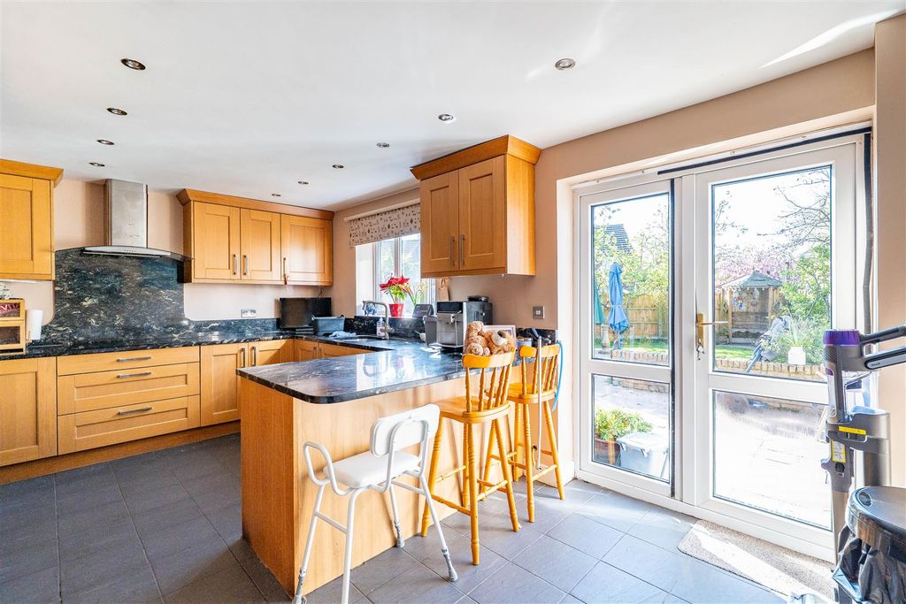 Property photo 3 of 31 Kitchen/Breakfast Room