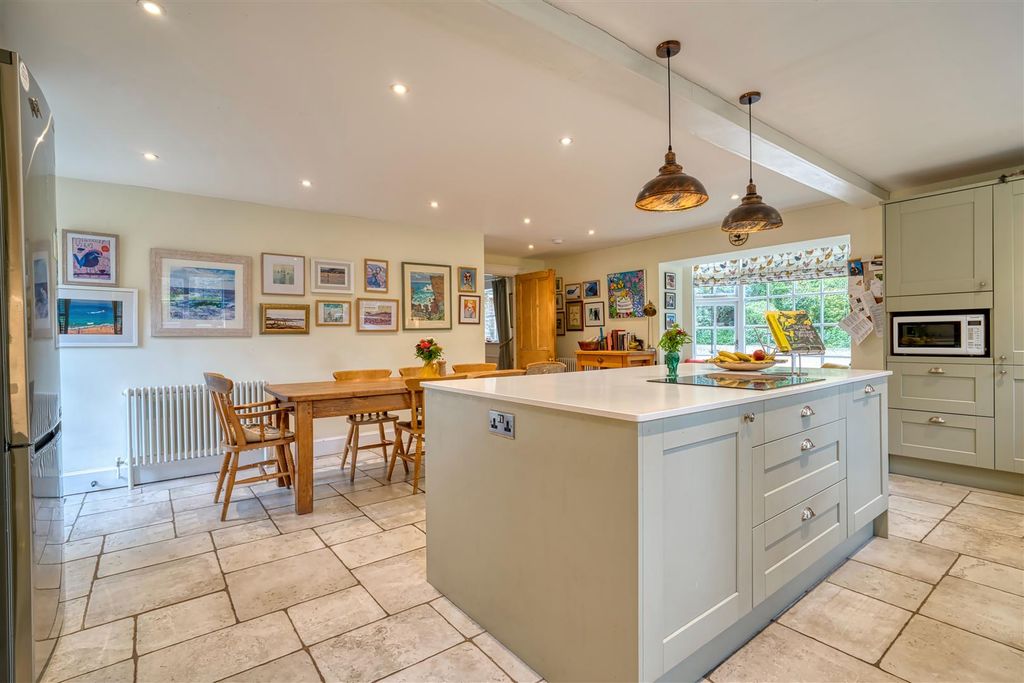 Property photo 3 of 11 Kitchen