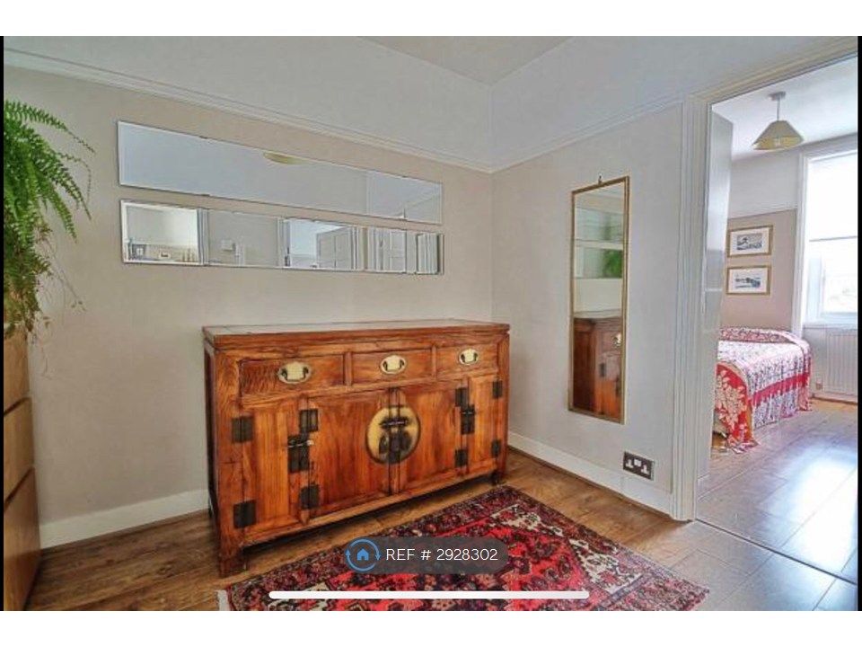 Property photo 3 of 8 Entrance Hall