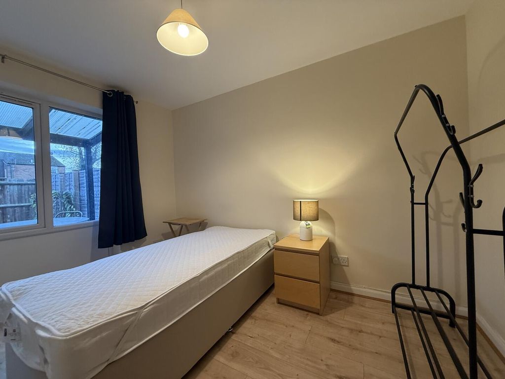 Property photo 2 of 5 Bedroom