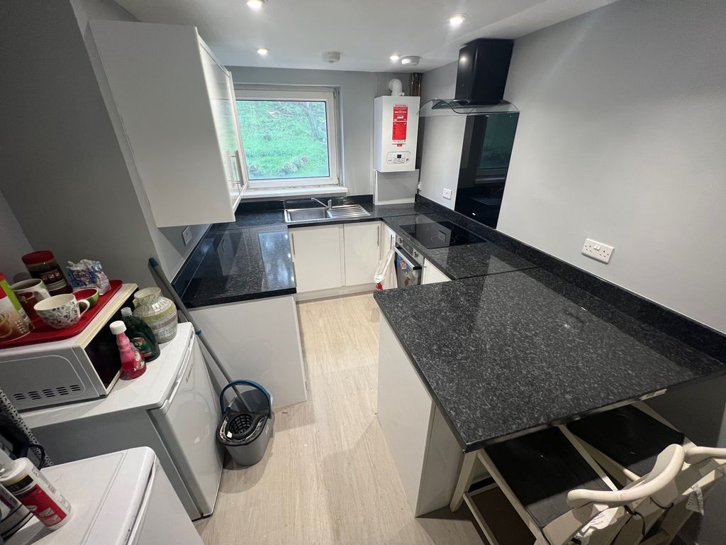 Property photo 2 of 6 Kitchen