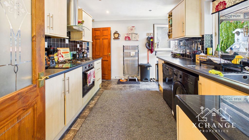 Property photo 3 of 32