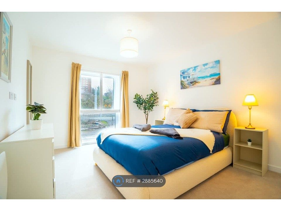 Property photo 1 of 19 Ensuite Bedroom