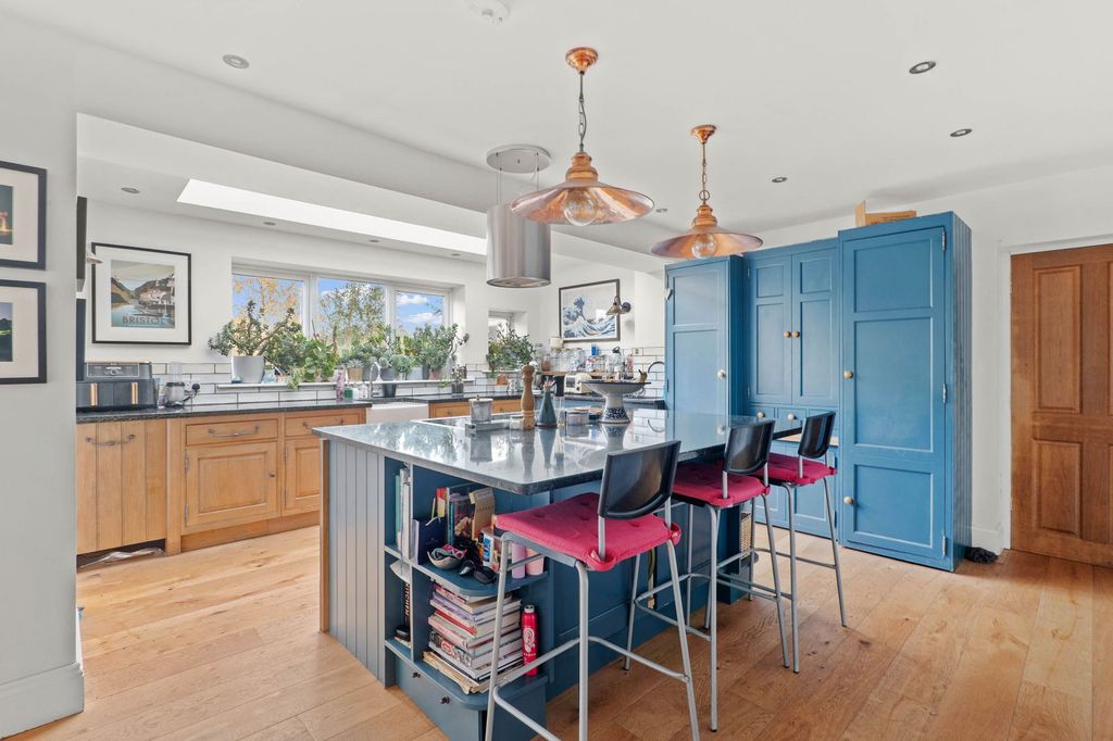 Property photo 2 of 25