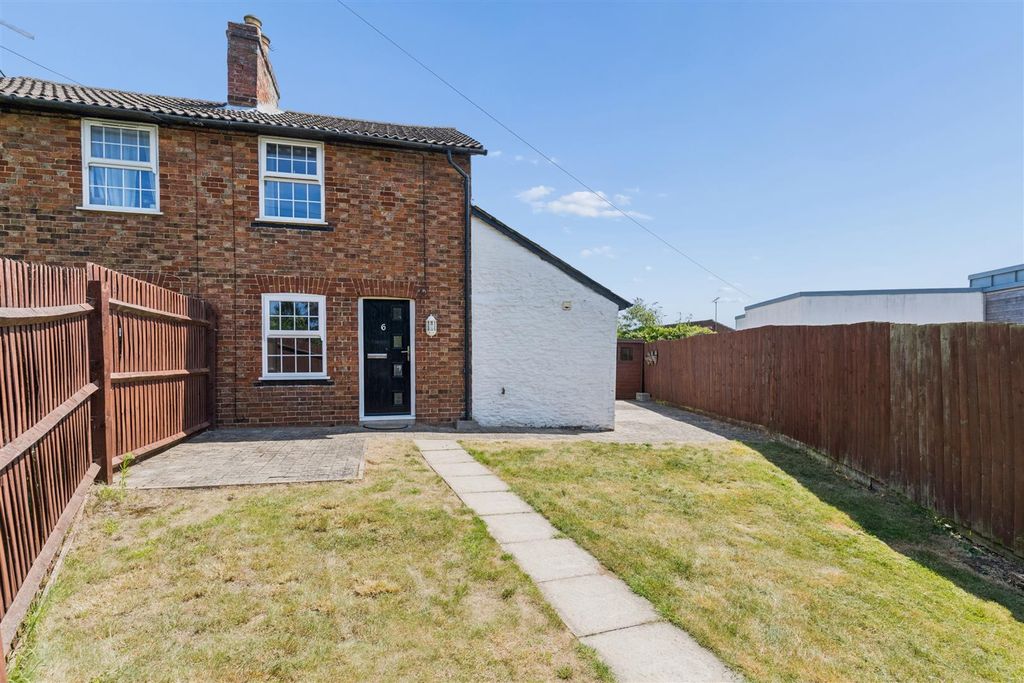 Property photo 1 of 17 Heath Road, Great Brickhill