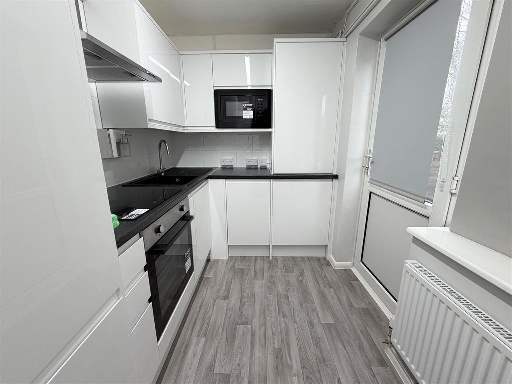 Property photo 2 of 10 Kitchen