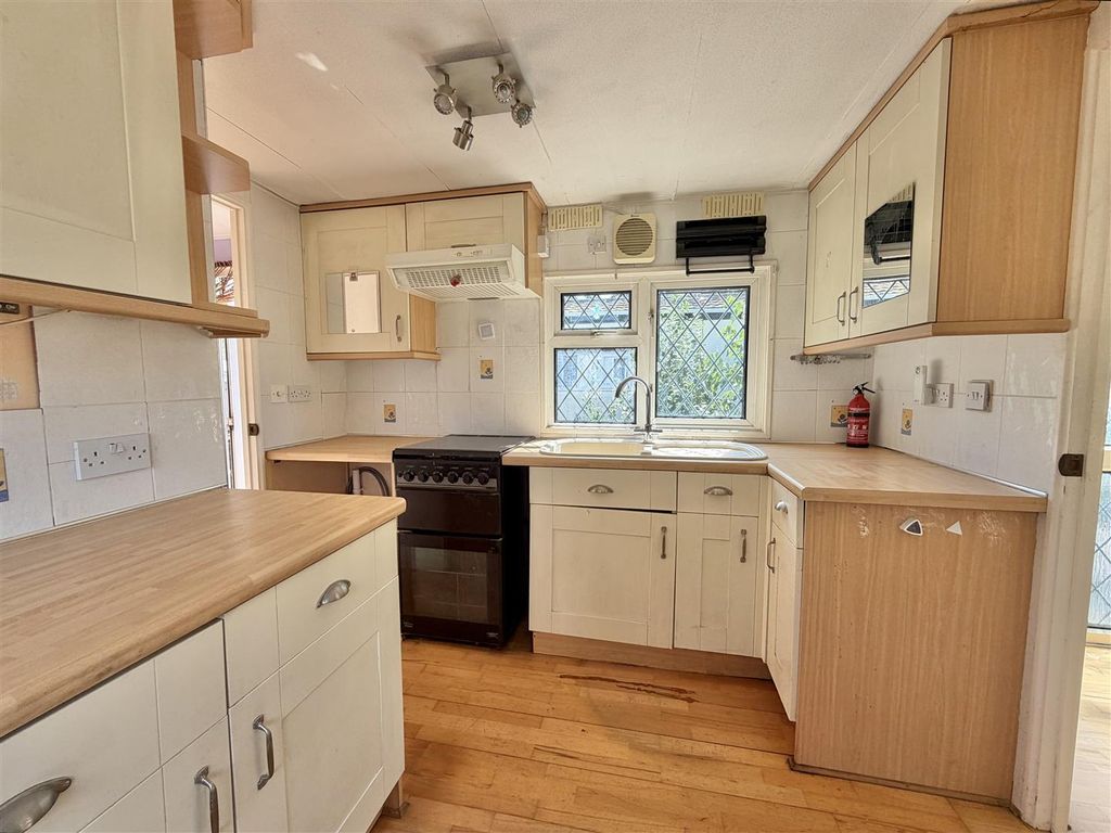 Property photo 3 of 11 Kitchen