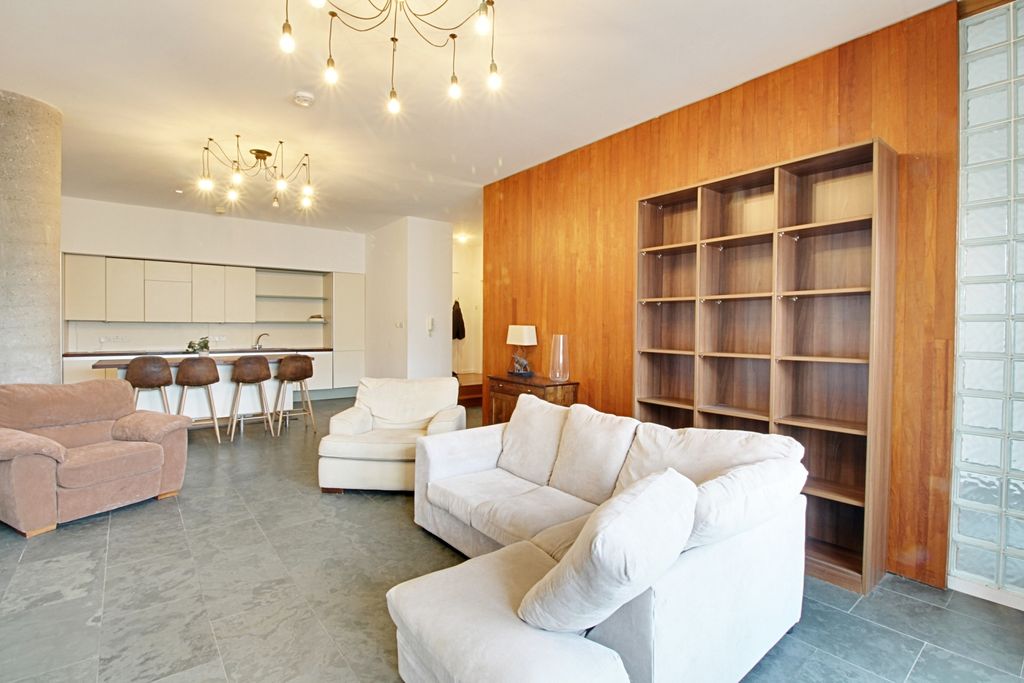 Property photo 1 of 8 liv 2