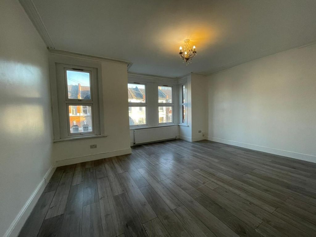 Property photo 1 of 7 Living Room