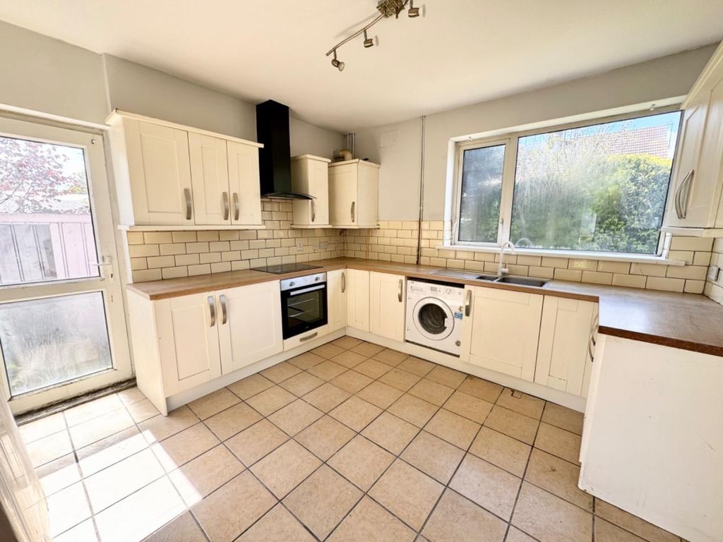 Property photo 3 of 8 Kitchen