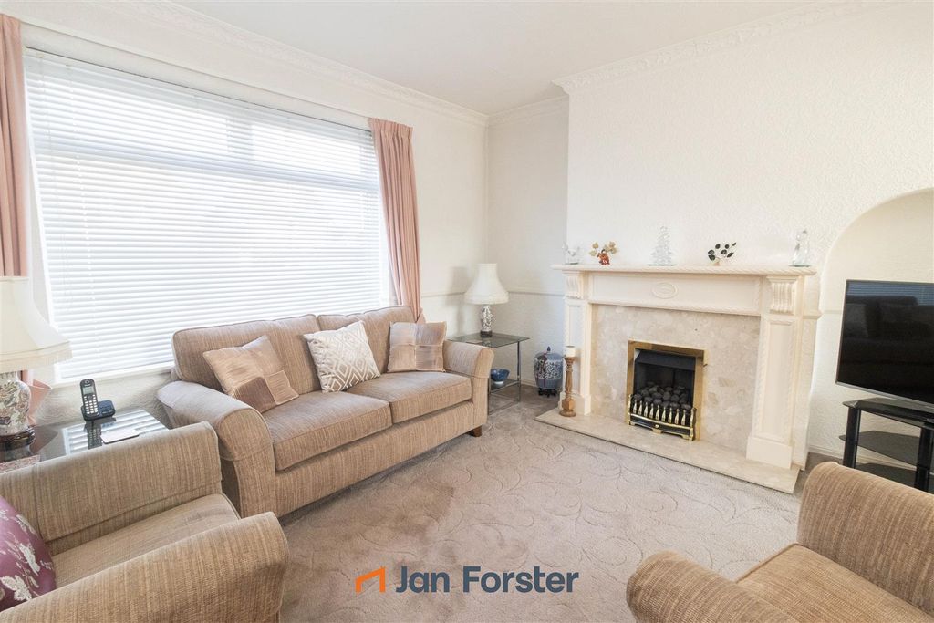 Property photo 2 of 10 Lounge