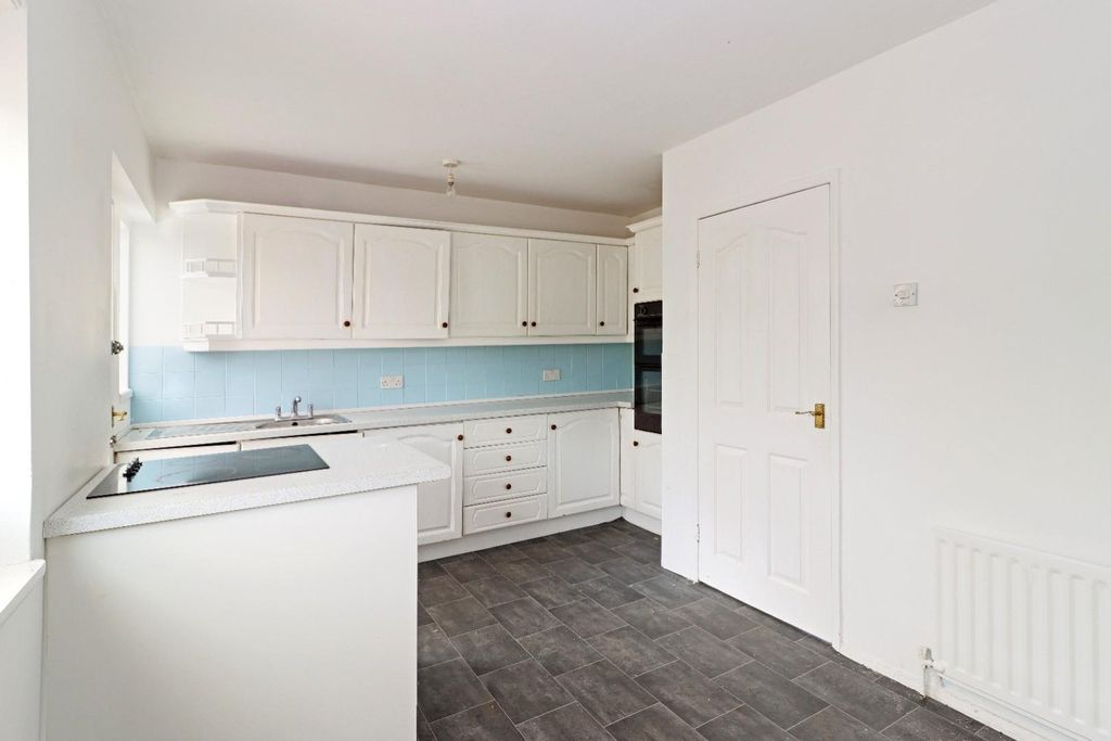 Property photo 3 of 8 Kitchen