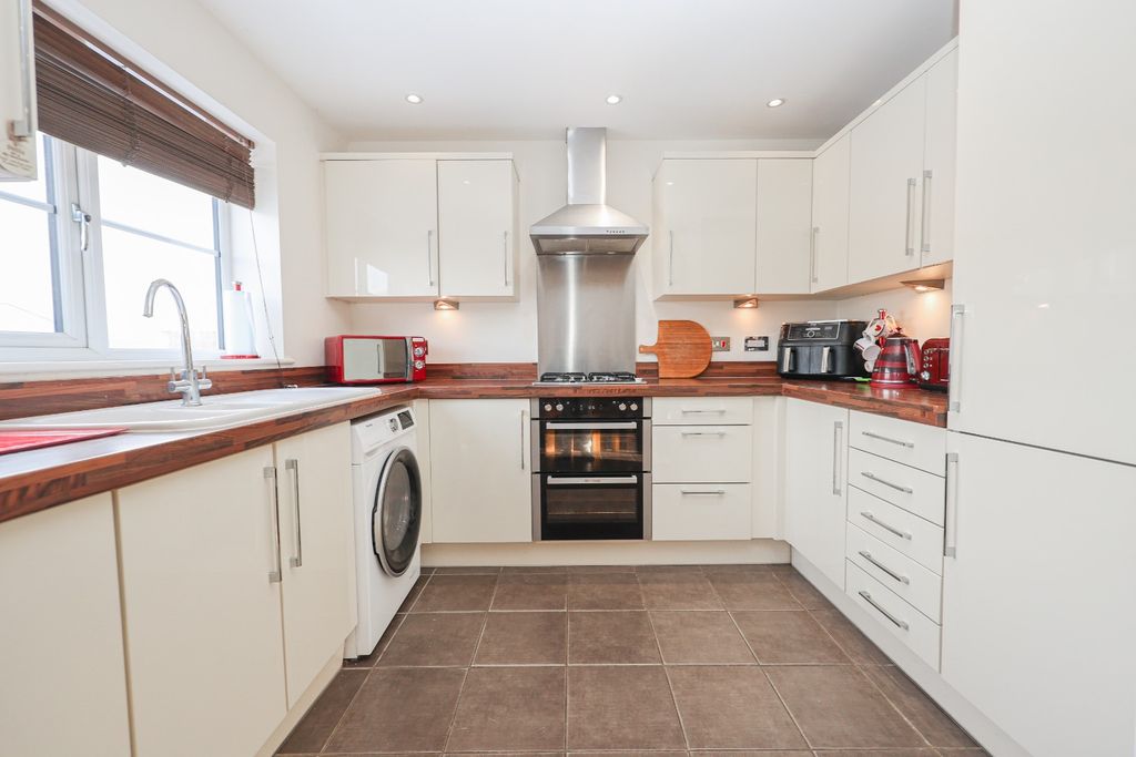 Property photo 2 of 19 4750301