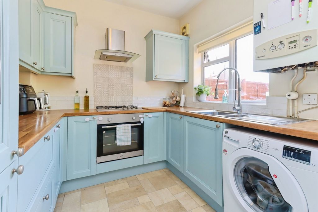 Property photo 2 of 18 Kitchen