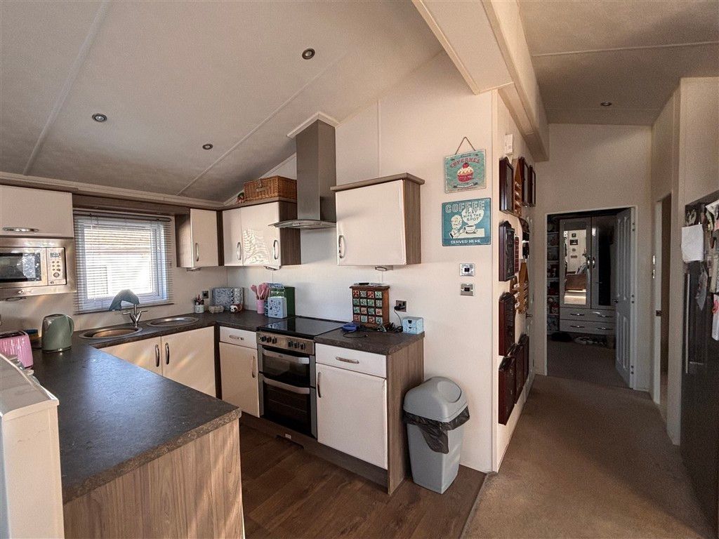 Property photo 2 of 7 Kitchen