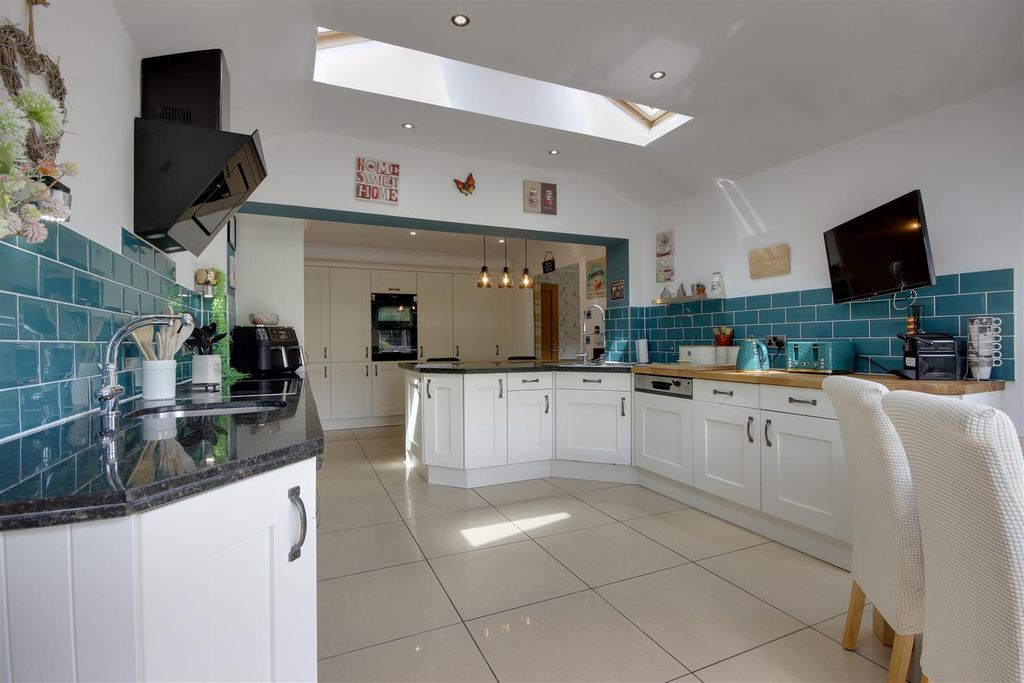 Property photo 3 of 26 Dining Kitchen