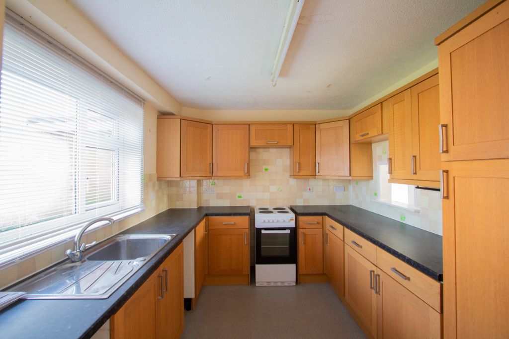 Property photo 3 of 12 Kitchen