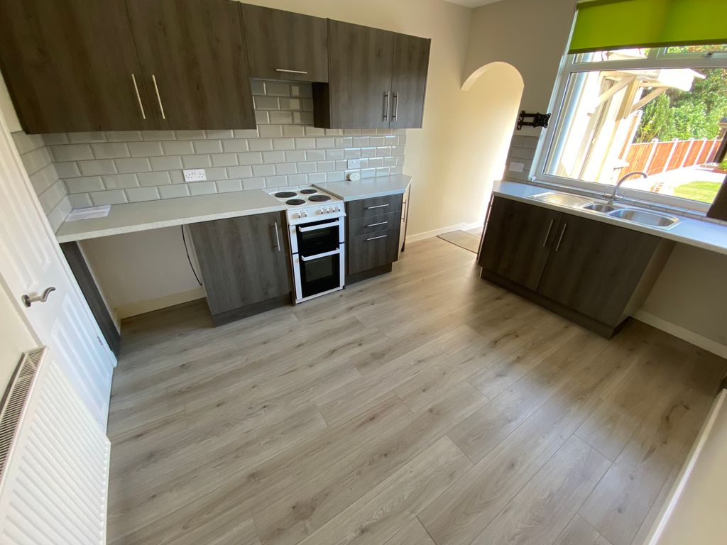 Property photo 3 of 11 Kitchen