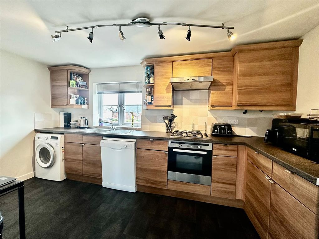 Property photo 2 of 7 Kitchen