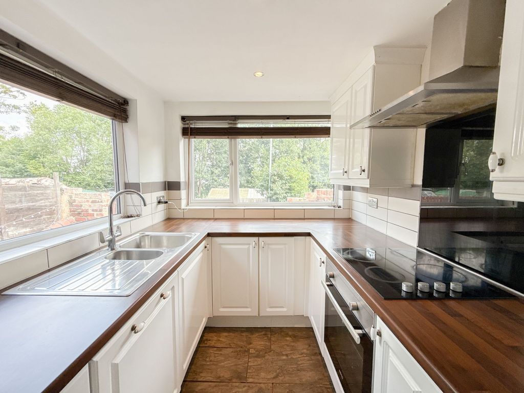 Property photo 3 of 12 Kitchen