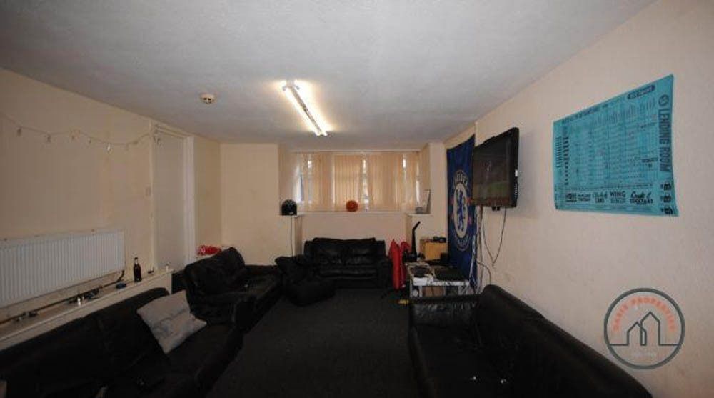 Property photo 2 of 6 A Spacious Living Room With Comfortable Seating An...