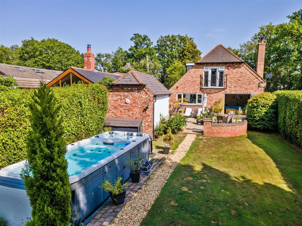 Property photo 1 of 23 28 Fulford Hall Road_8.Jpg