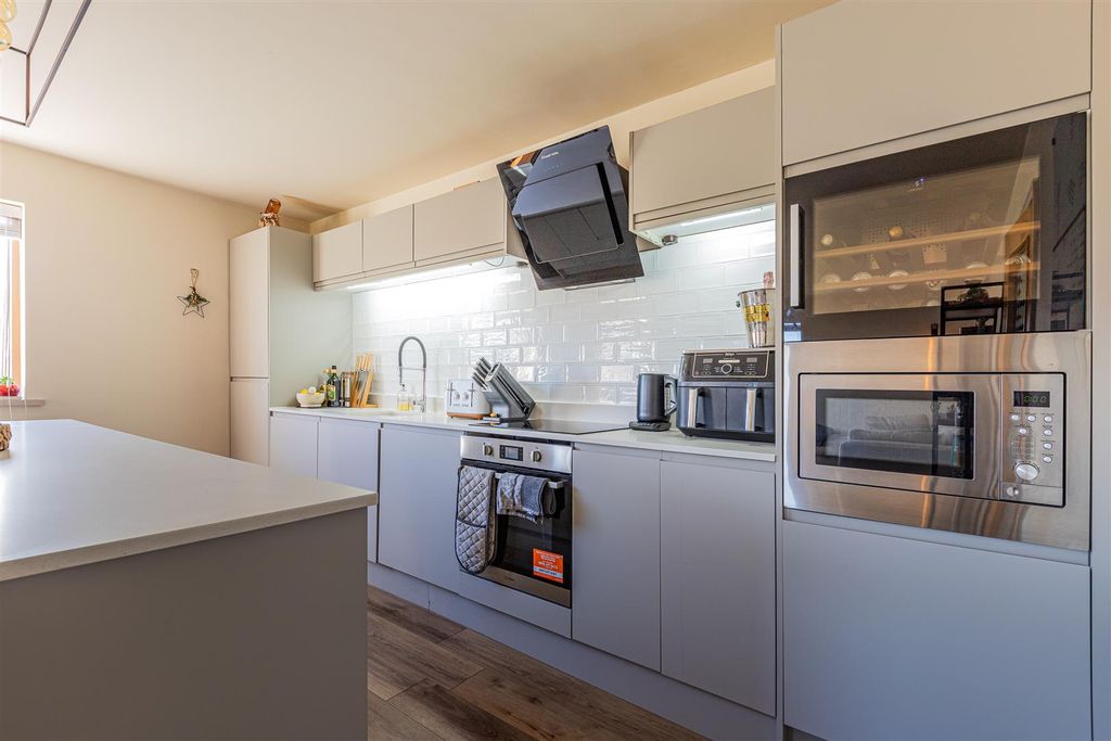 Property photo 3 of 16 Henke Court 130-12.Jpg