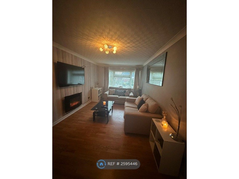 Property photo 1 of 7 Livingroom