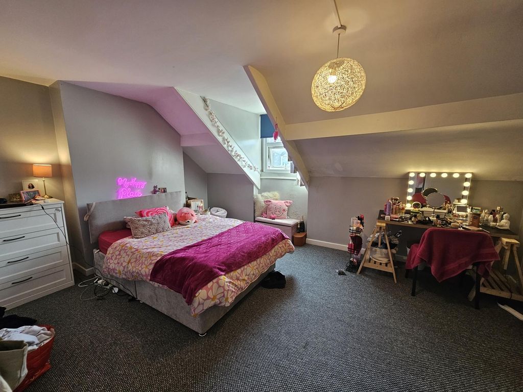 Property photo 2 of 19 A Spacious And Cozy Master Bedroom Featuring A Dou...