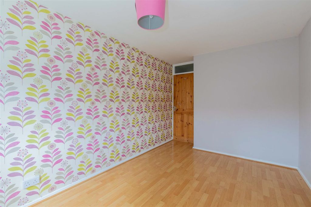 Property photo 3 of 13 25 Suffolk Close-9.Jpg
