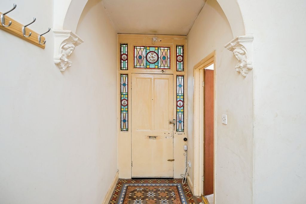 Property photo 3 of 22 Entrance Hall