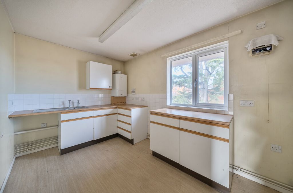 Property photo 2 of 8 1394286-6-696A30d...