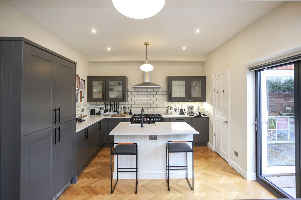 Property photo 3 of 34 Picture No. 14