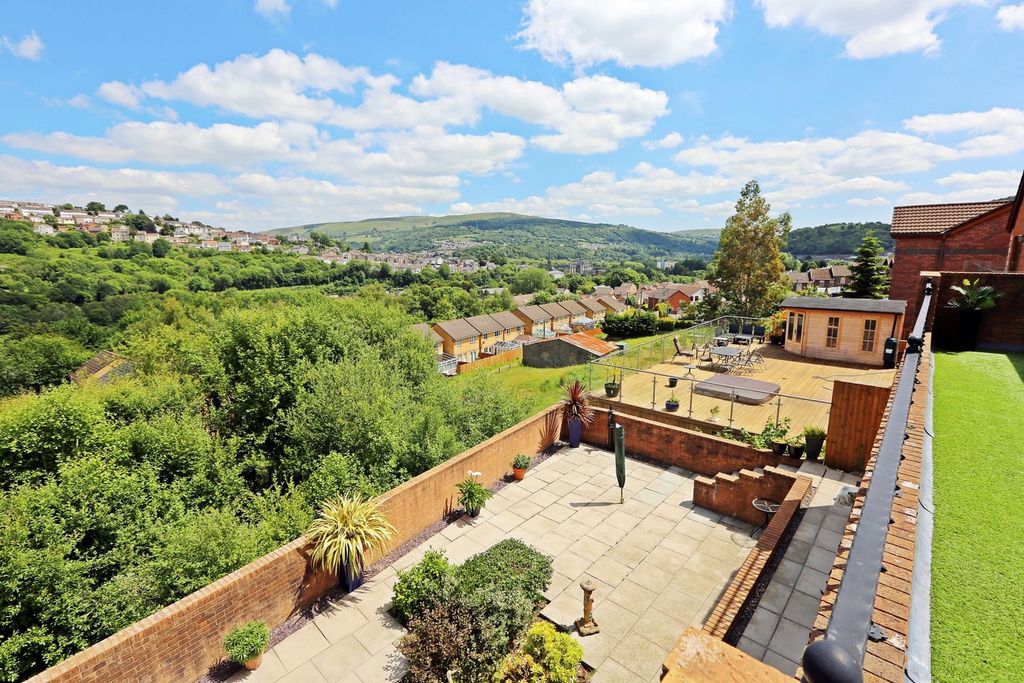 Property photo 2 of 32